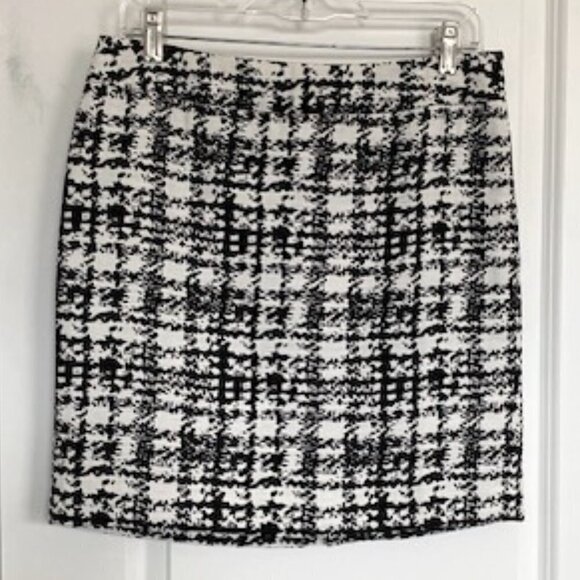 ANN TAYLOR Graphic Print Black White Mini Skirt 6 Petite - Picture 2 of 11